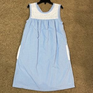 Vineyard Vine Searsucker & White Lace trimmed pleated dress w/ Pockets